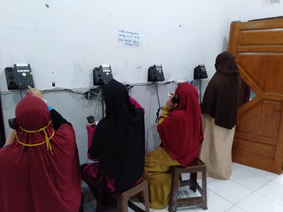Santri menelpon